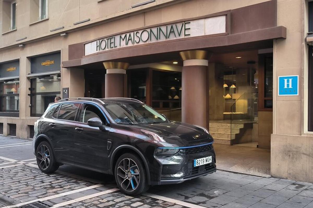 černé auto zaparkované před budovou