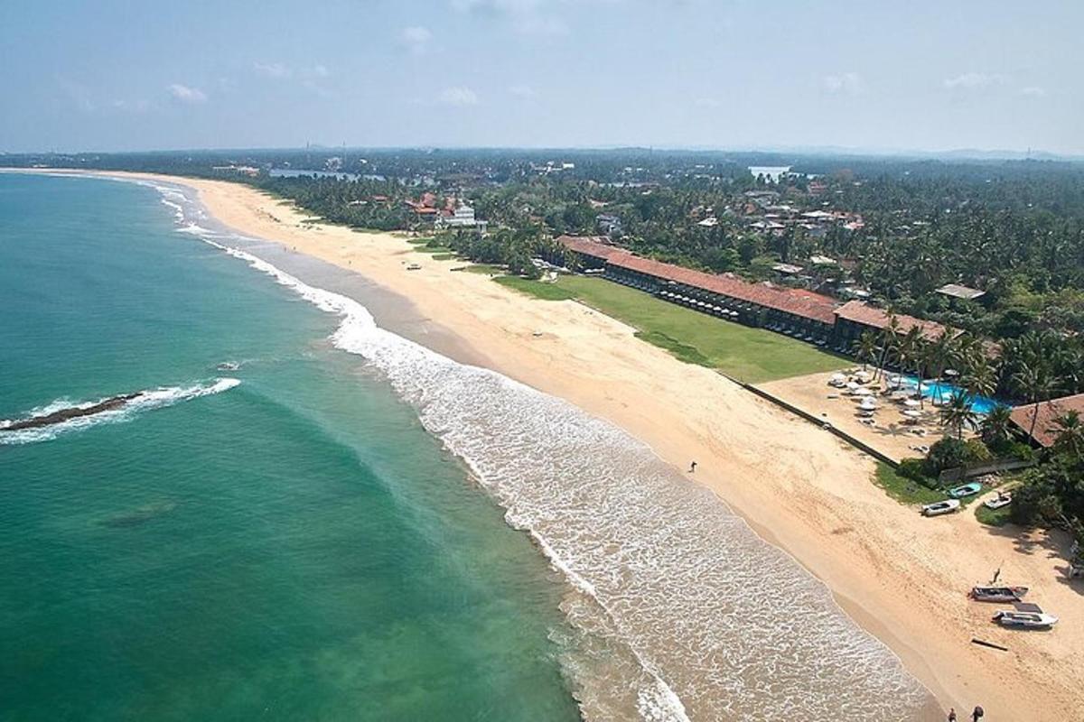 isang aerial view ng beach at karagatan