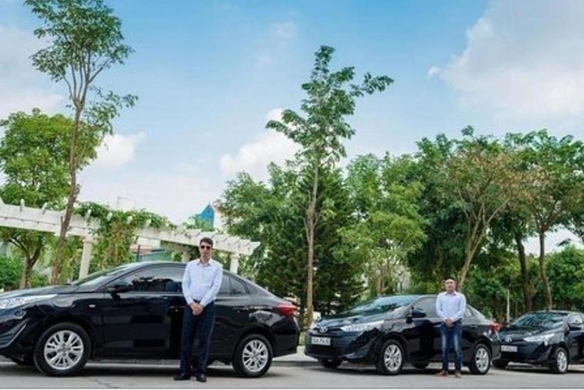 divi vīrieši stāv melnas automašīnas priekšā