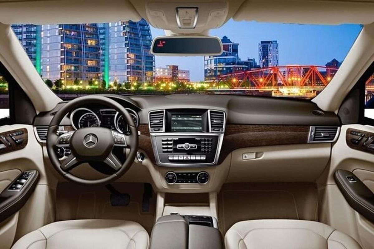 Un tablero de instrumentos de un automóvil Mercedes-Benz con vista a una ciudad.