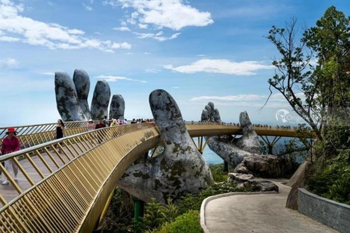 un puente con una gran formación rocosa con un puente con