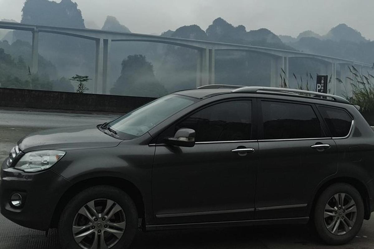 šedé SUV zaparkované na parkovišti
