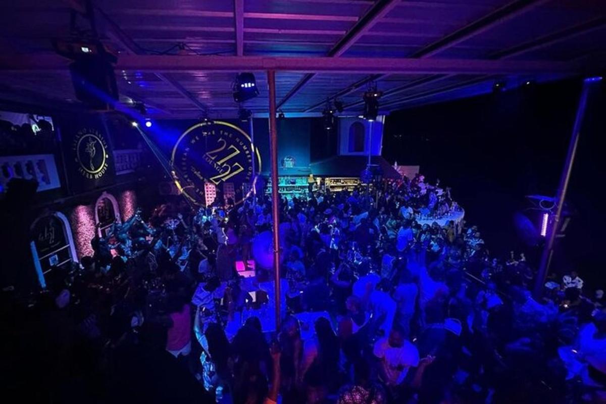 una folla di persone in una stanza a una festa