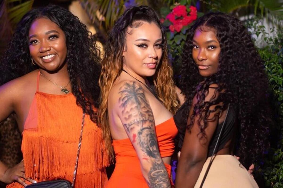 tre donne posano per una foto a una festa