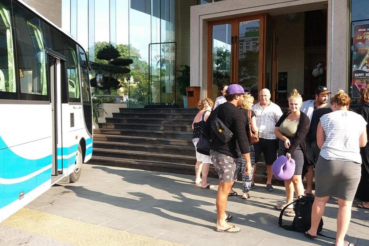 grupa ljudi koji čekaju da uđu u autobus