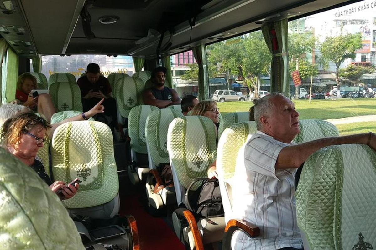 un groupe de personnes assises dans un bus