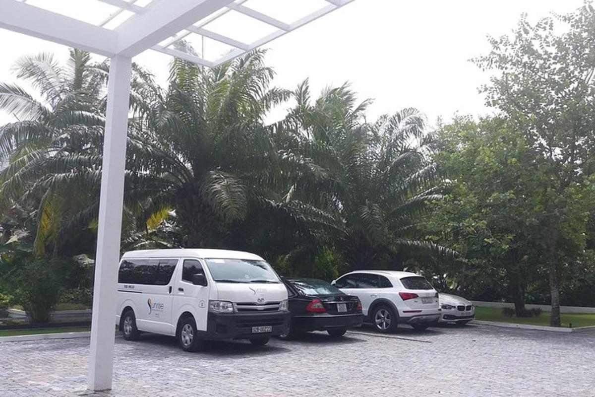 dua buah kereta diletakkan di tempat letak kereta