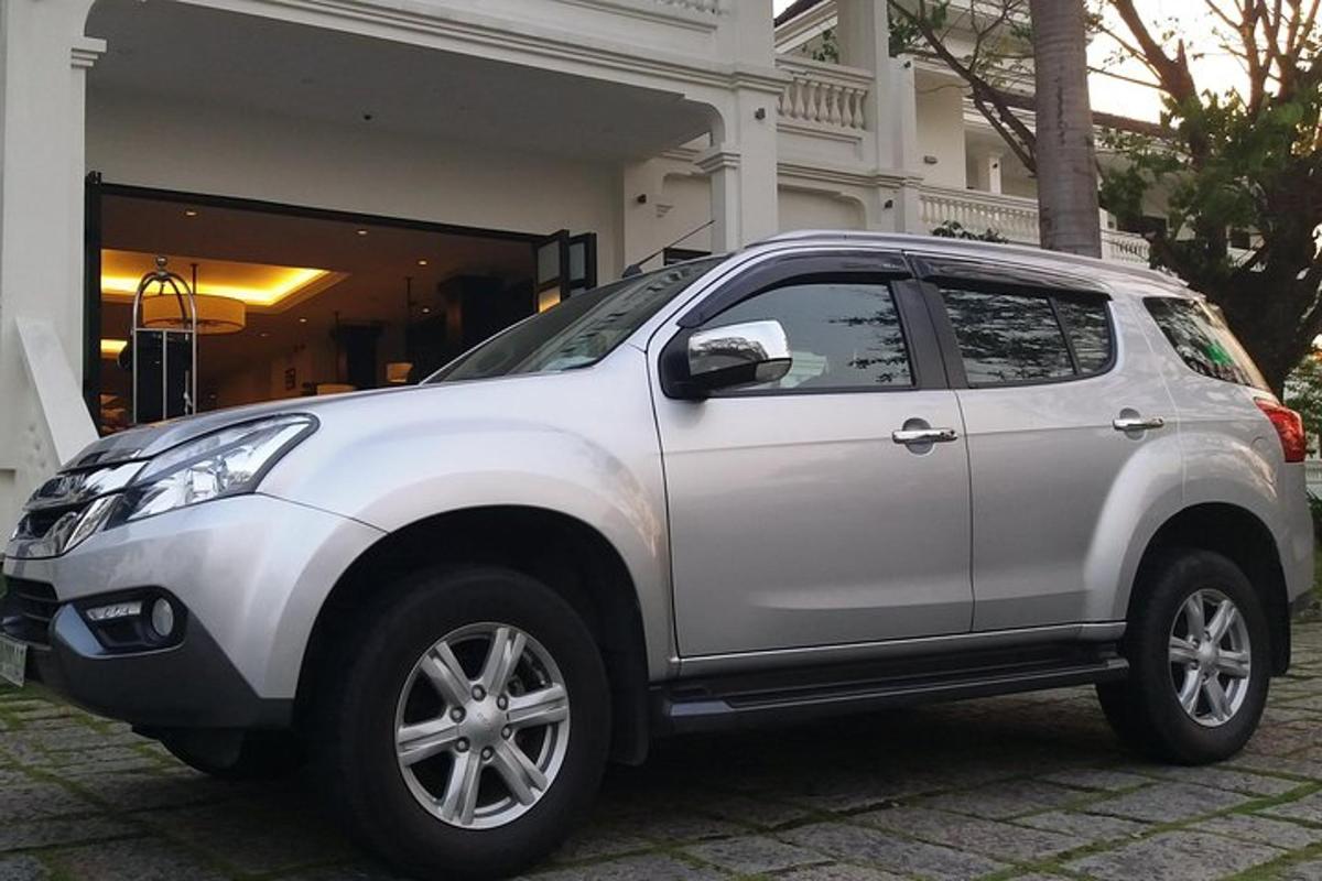 sebuah suv perak diletakkan di hadapan sebuah rumah