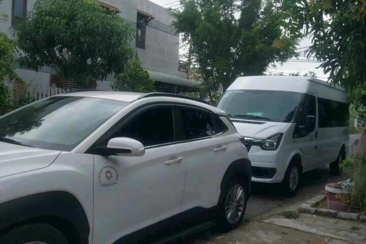 dva bela avtomobila parkirana poleg belega kombija