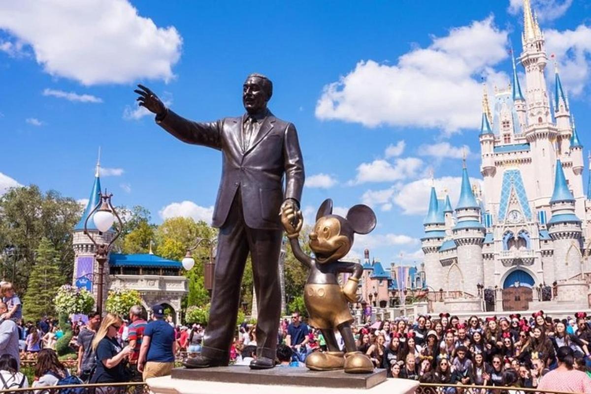 Stytta af manni fyrir framan Walt Disney World