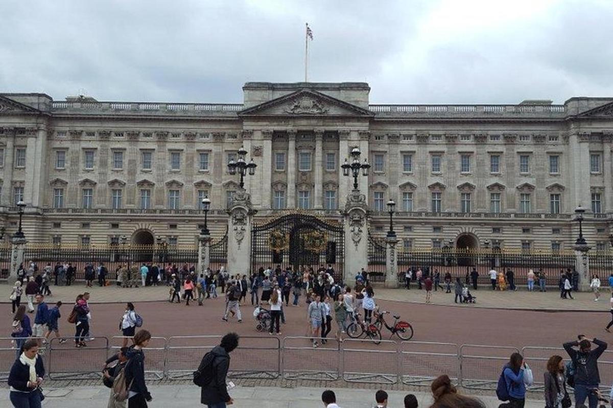 un gran edifici amb gent caminant davant