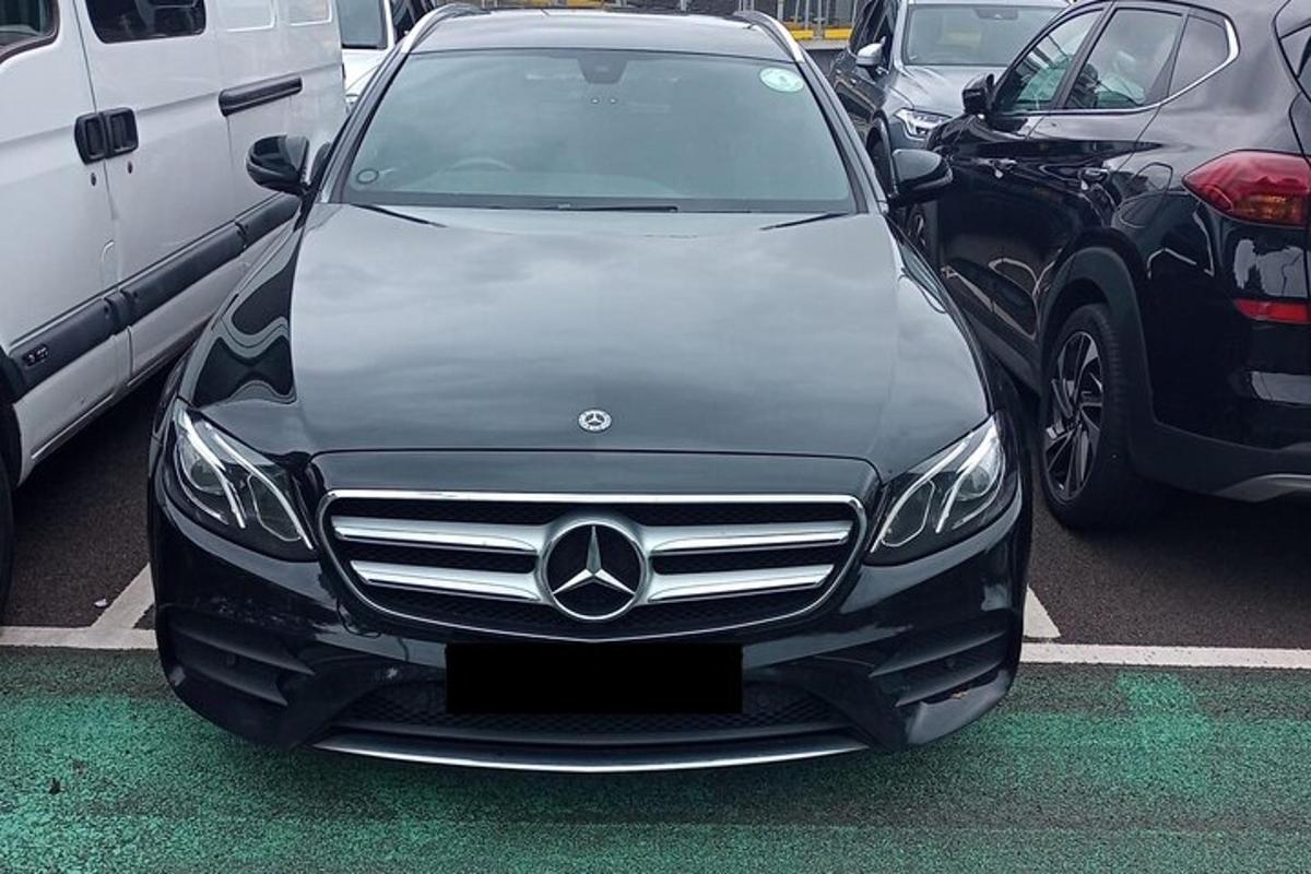 Mercedes Benz bíll lagður á bílastæði
