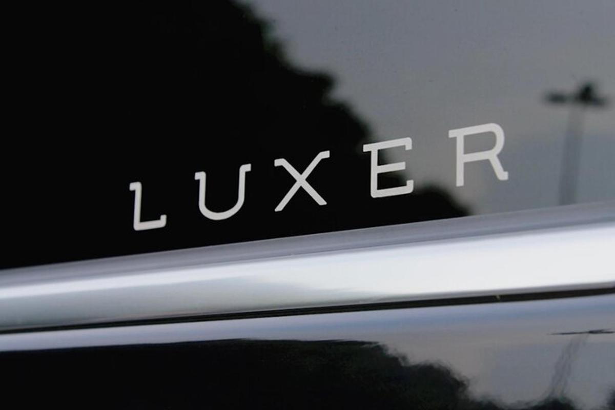 eine Nahaufnahme der Seite eines Autos mit dem Wort Luxus