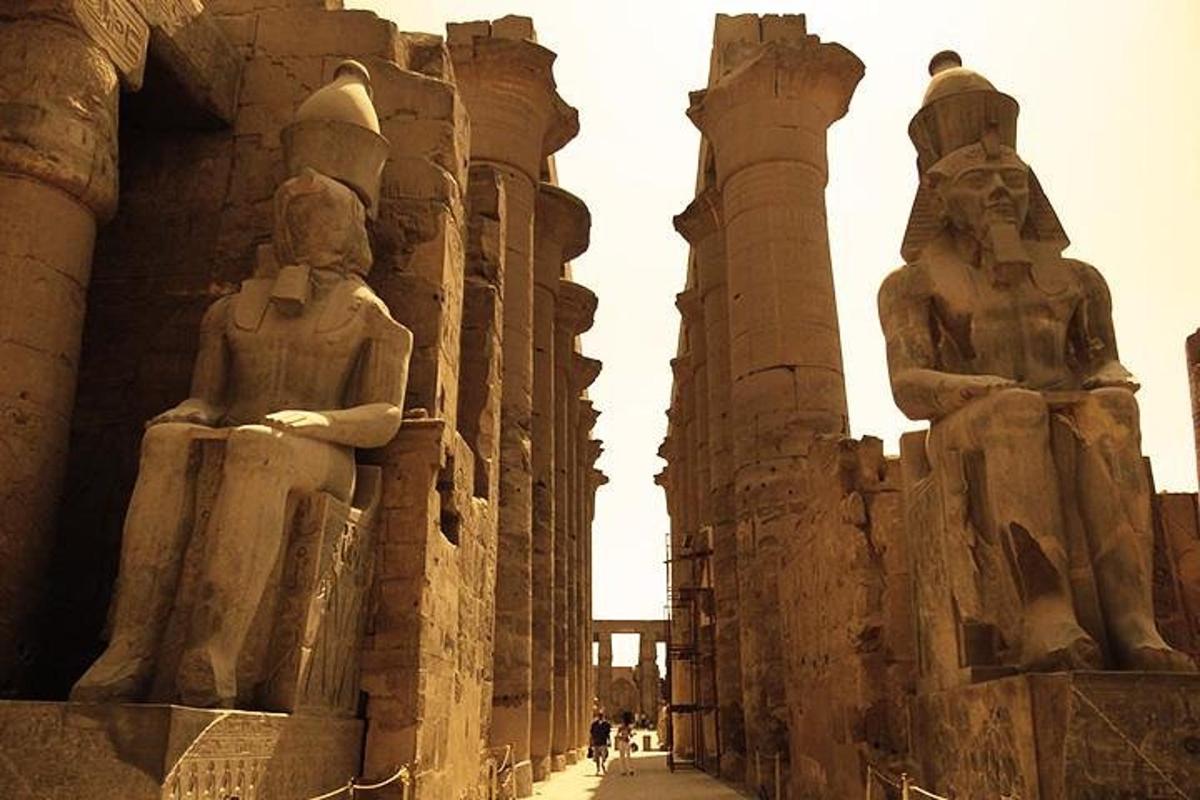 un gruppo di statue tra le rovine di un edificio