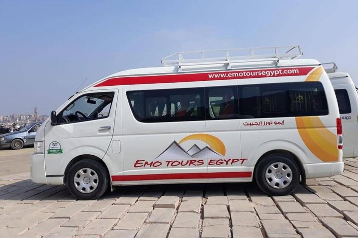 sebuah van putih diletakkan di tempat letak kereta
