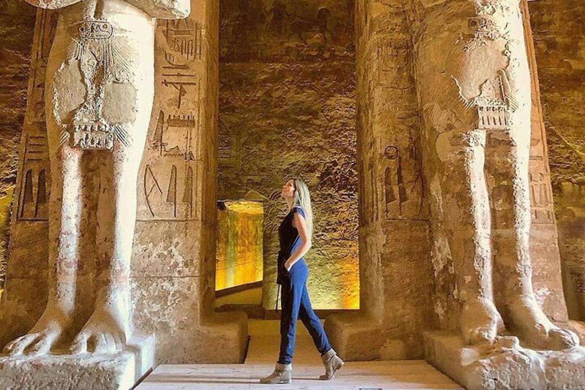 uma mulher caminhando por um edifício com esculturas