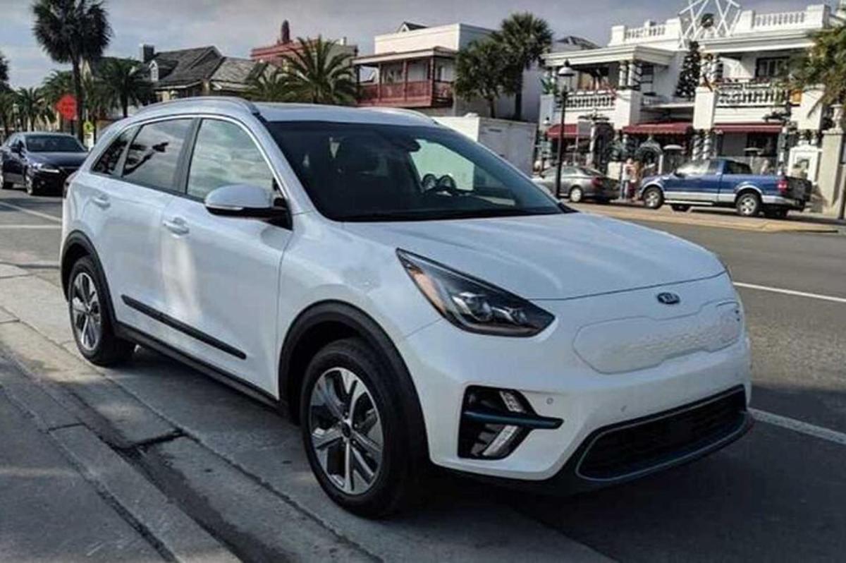 bílé auto zaparkované na kraji ulice