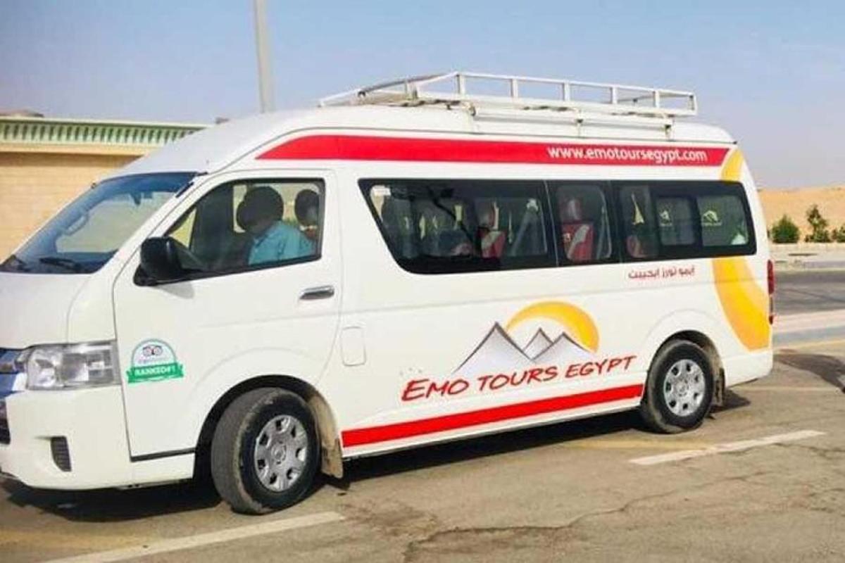 một chiếc xe tải màu trắng đỗ trong bãi đậu xe
