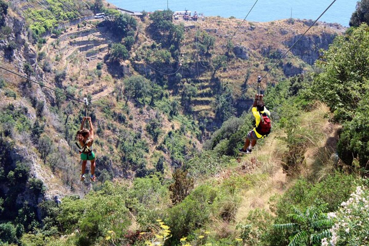 hai người trên đường trượt zipline trên núi