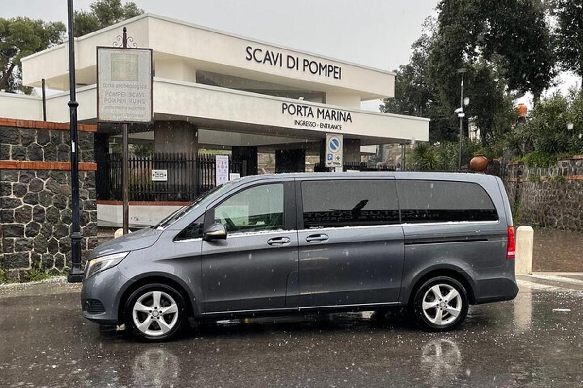 isang van ang pumarada sa isang parking lot sa ulan