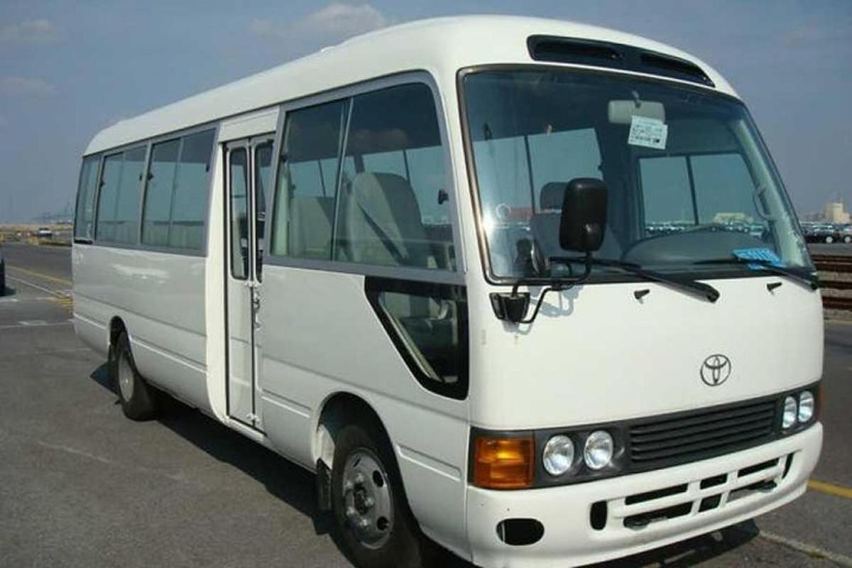 un autobuz alb parcat într-o parcare