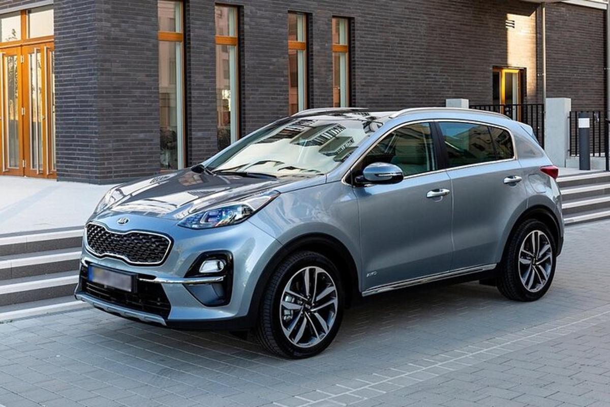 egy ezüst Smart autó parkolt az utcán