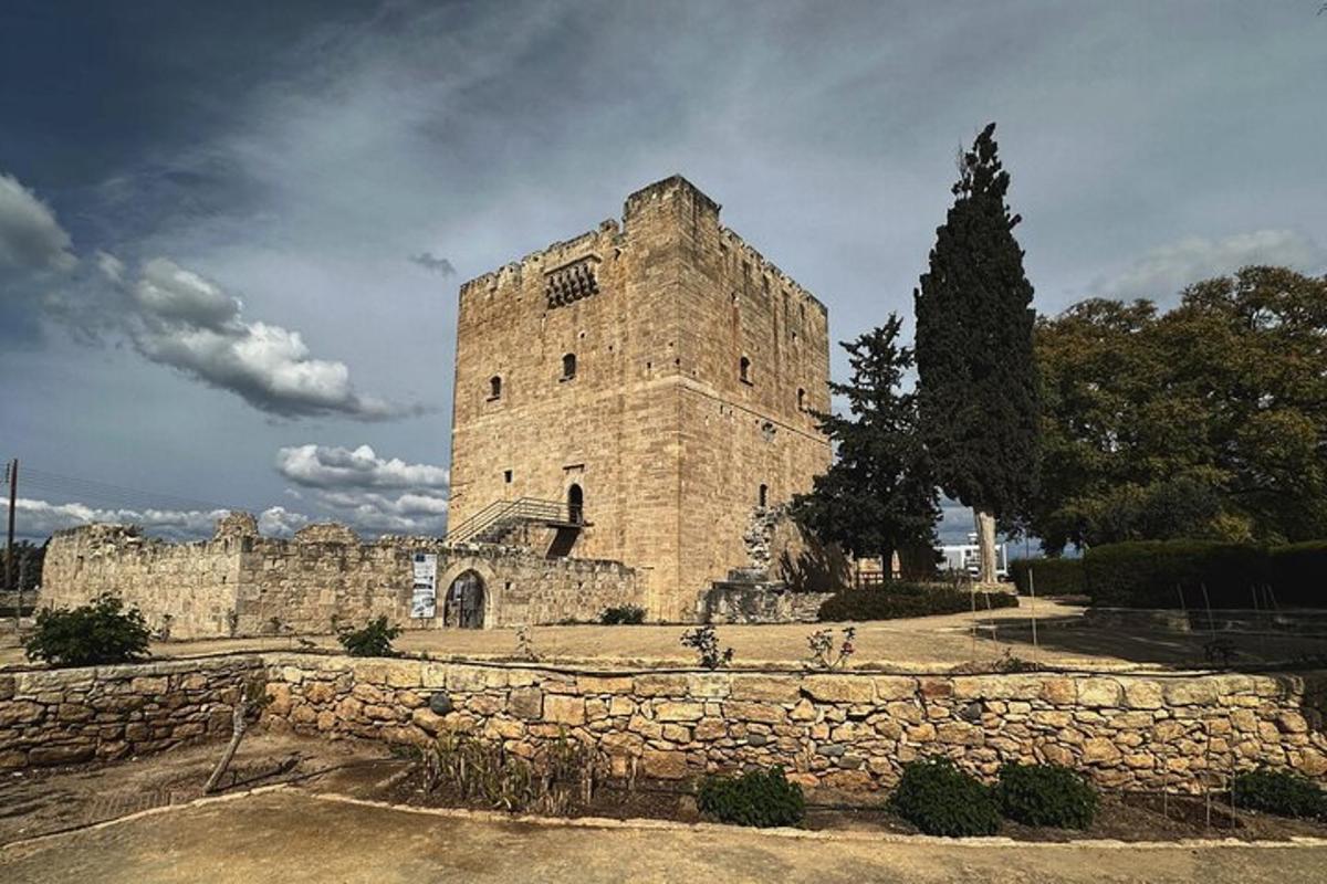 Un gran edificio de piedra con un muro de piedra.