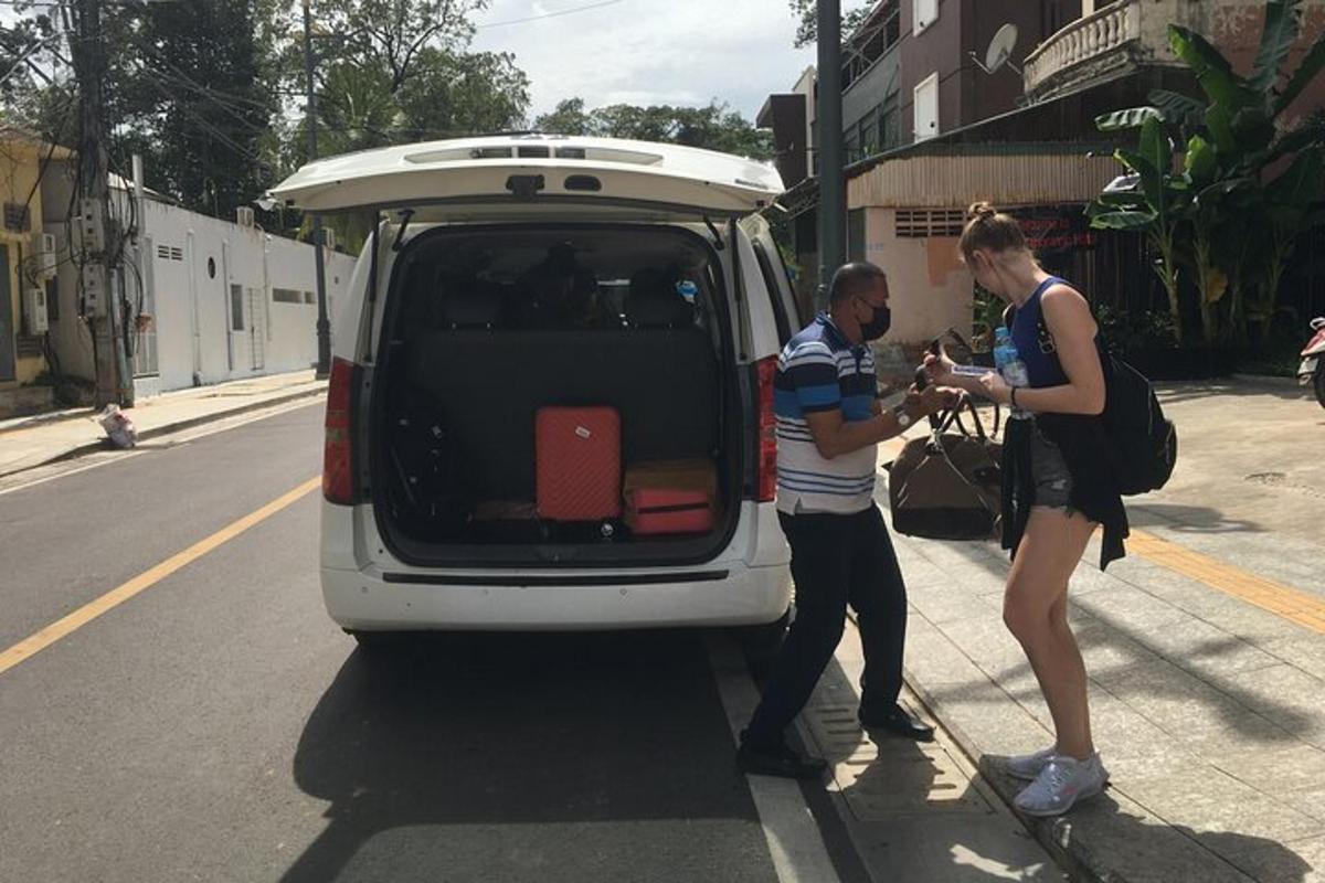 Dos personas están de pie en la parte trasera de una camioneta.