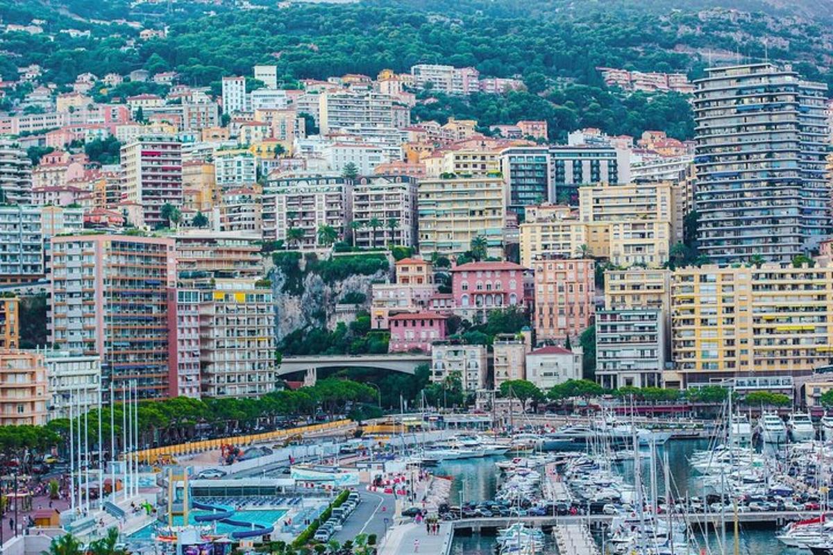 μια πόλη με πολλά κτίρια και ένα λιμάνι