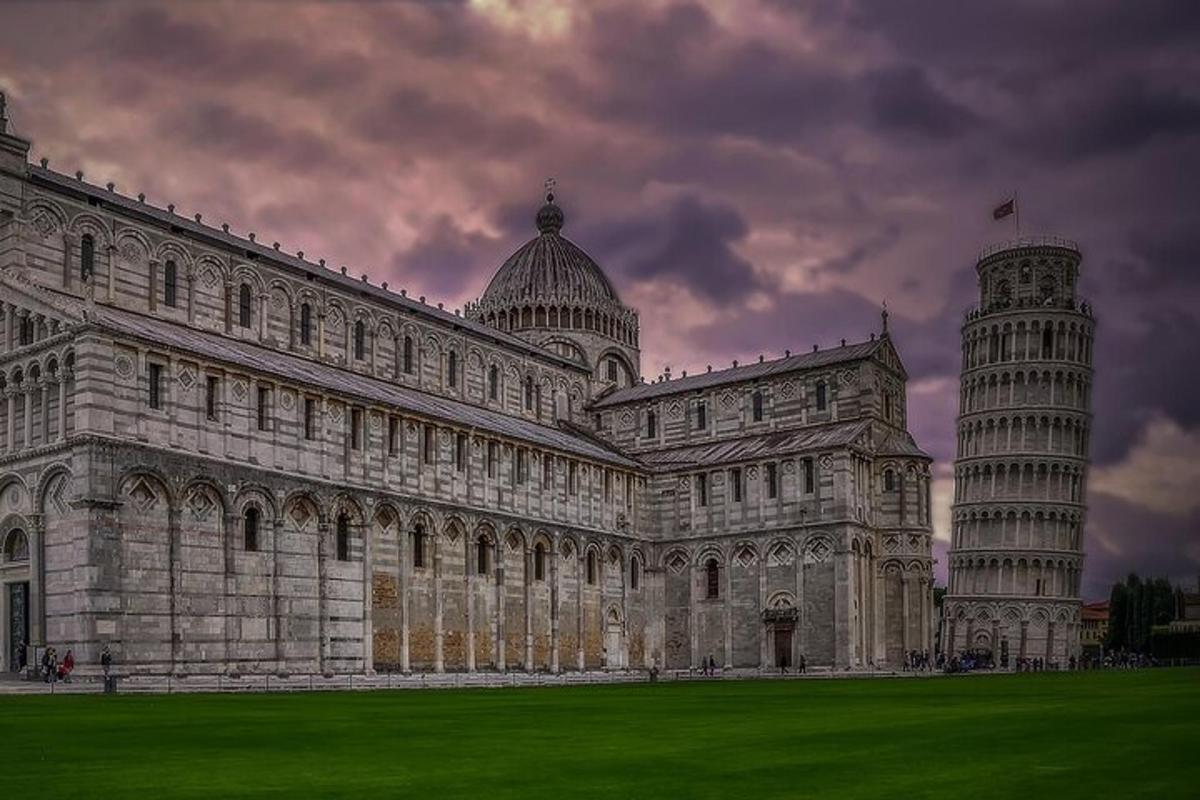 un gran edifici amb una torre inclinada i una catedral