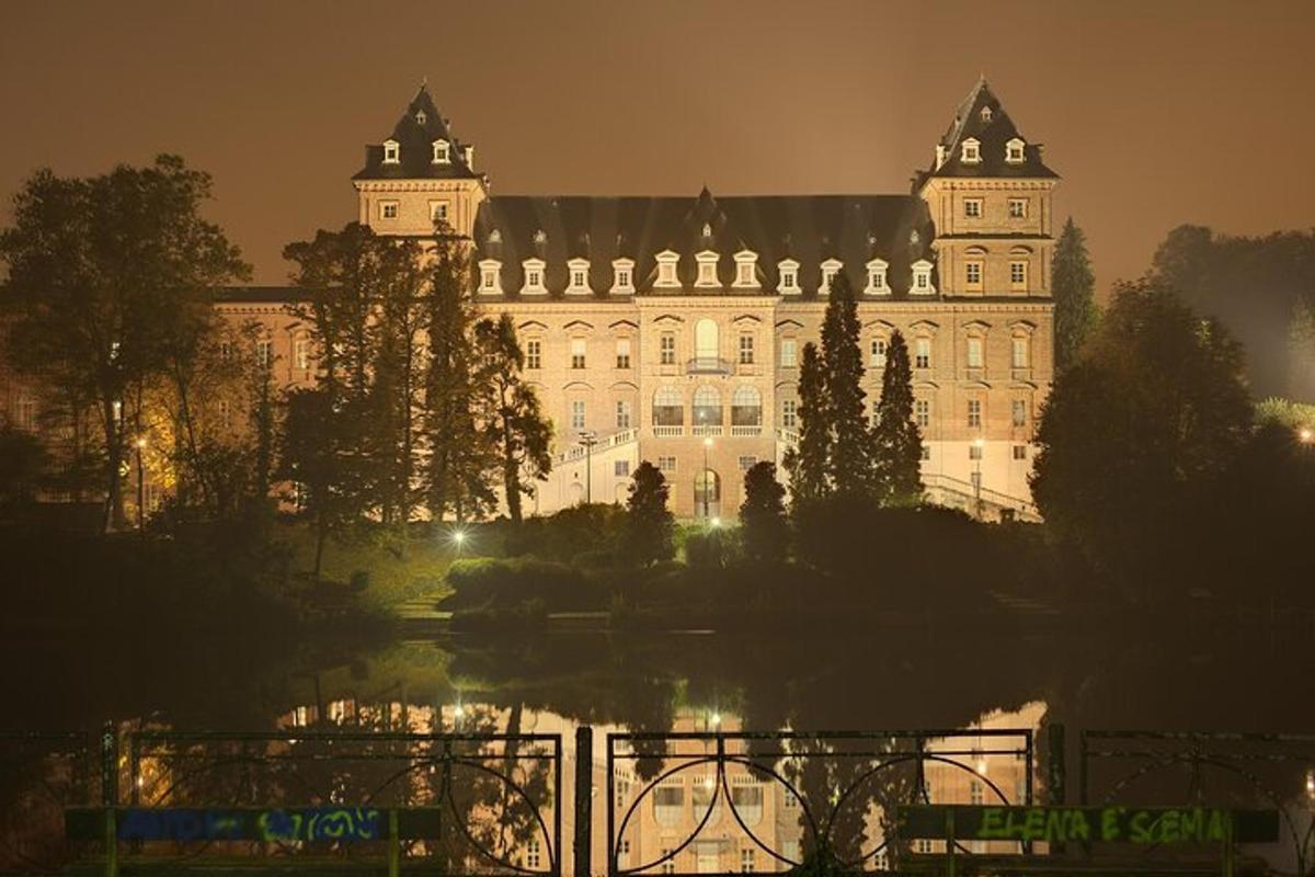 um grande edifício com um reflexo na água à noite