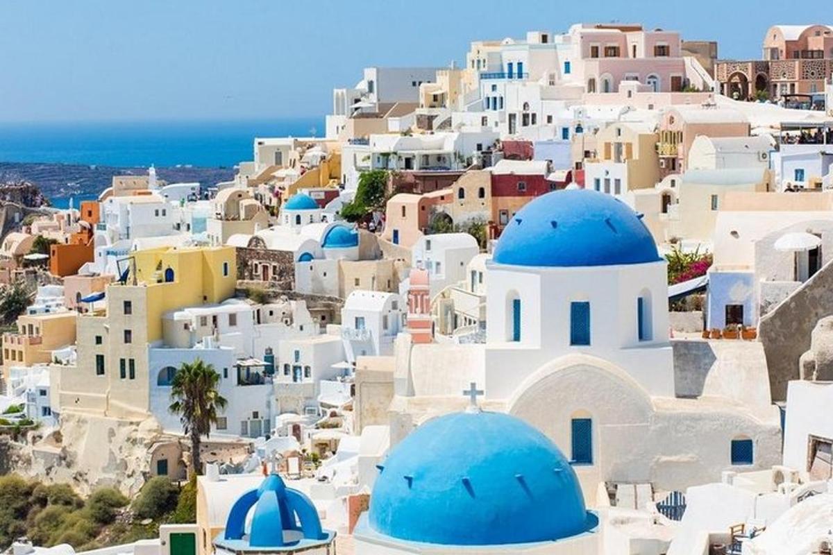 una vista di un villaggio con cupole e edifici blu