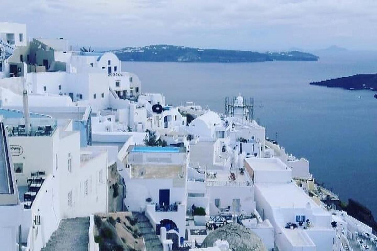 una vista di un gruppo di edifici bianchi in riva all'acqua