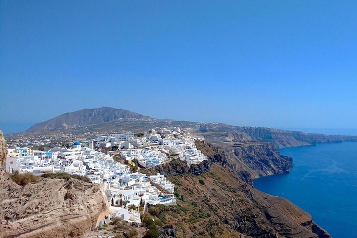 una vista aerea di una città sul fianco di una montagna