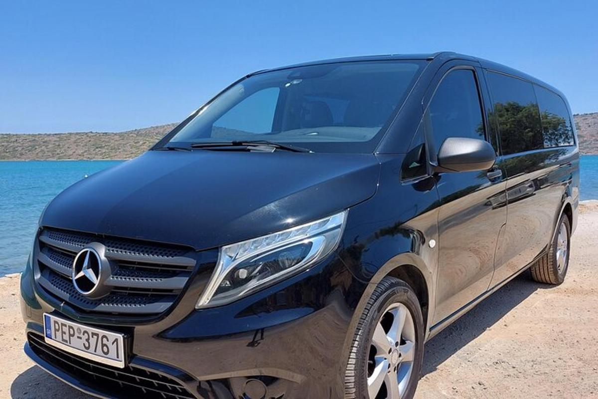 sinine Mercedes-Benzi maastur pargitud rannale