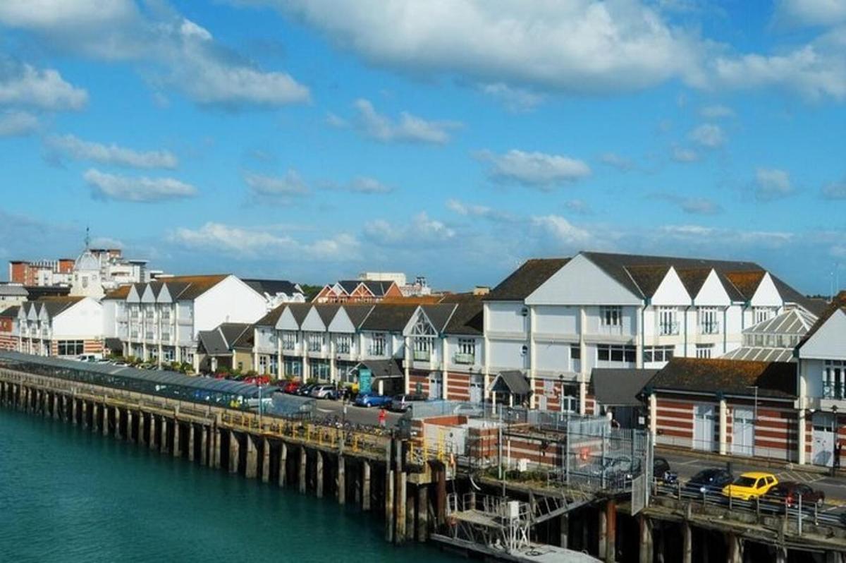 una hilera de casas en un muelle junto al agua