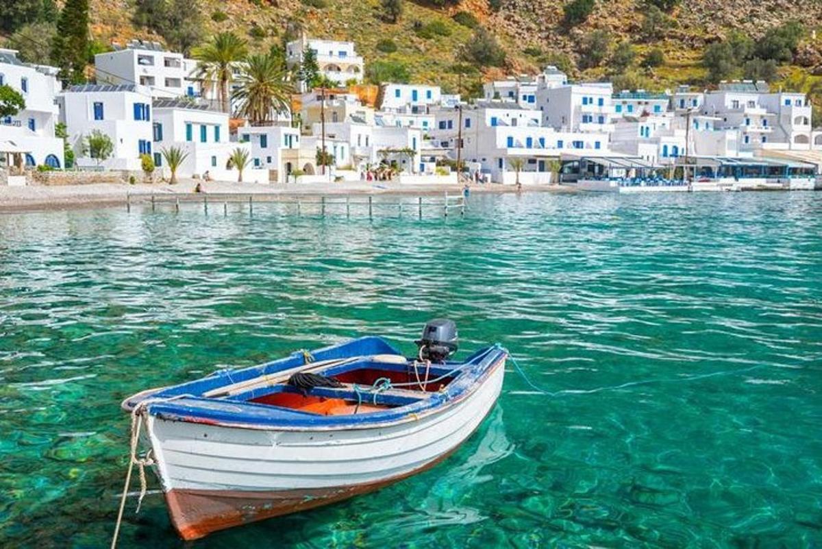 μια βάρκα που κάθεται στο νερό δίπλα σε μια παραλία