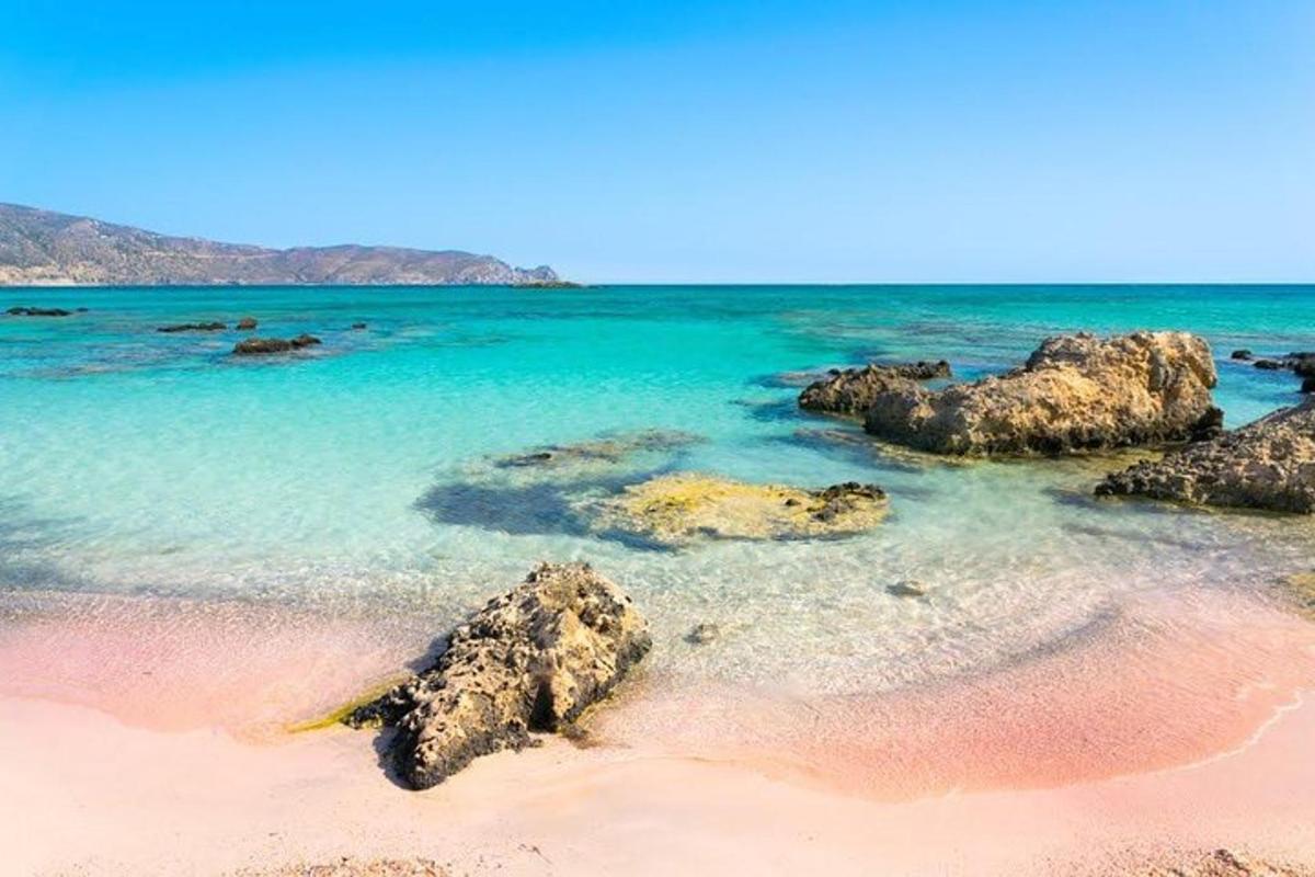 μια παραλία με βράχια στο νερό
