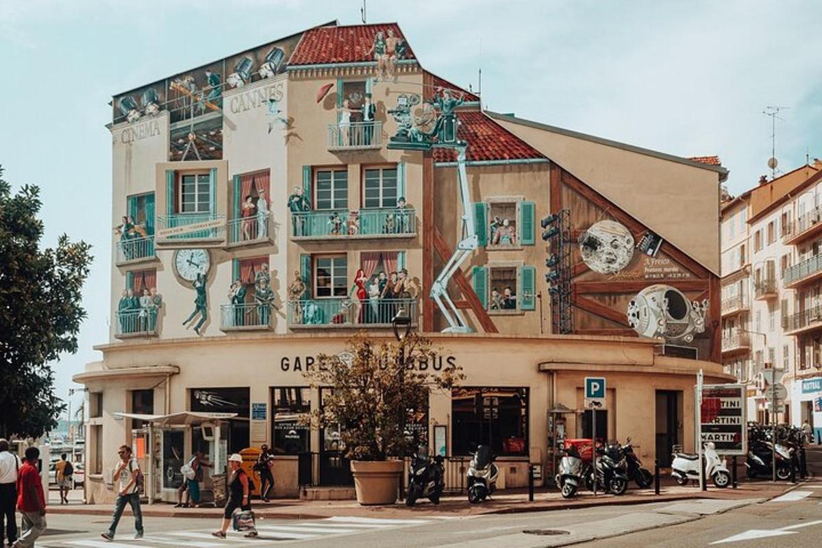 un bâtiment avec une peinture sur le côté