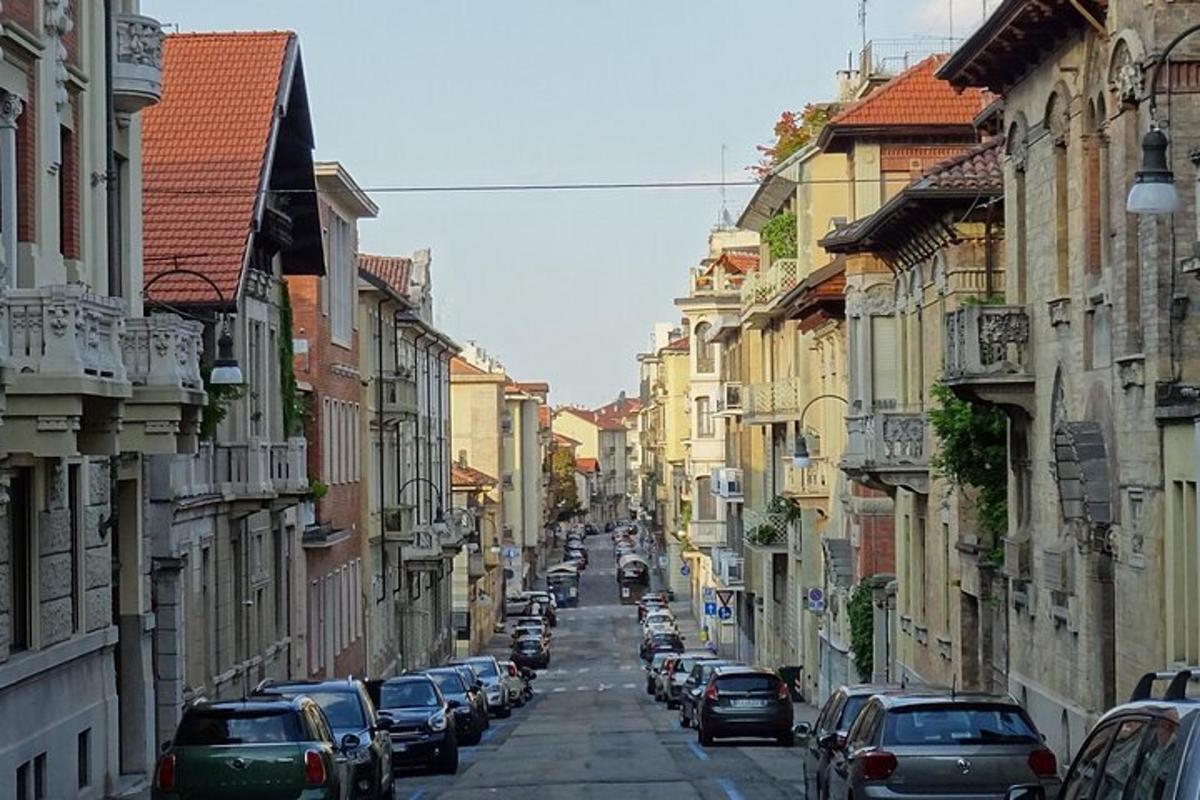 městská ulice s auty zaparkovanými na ulici