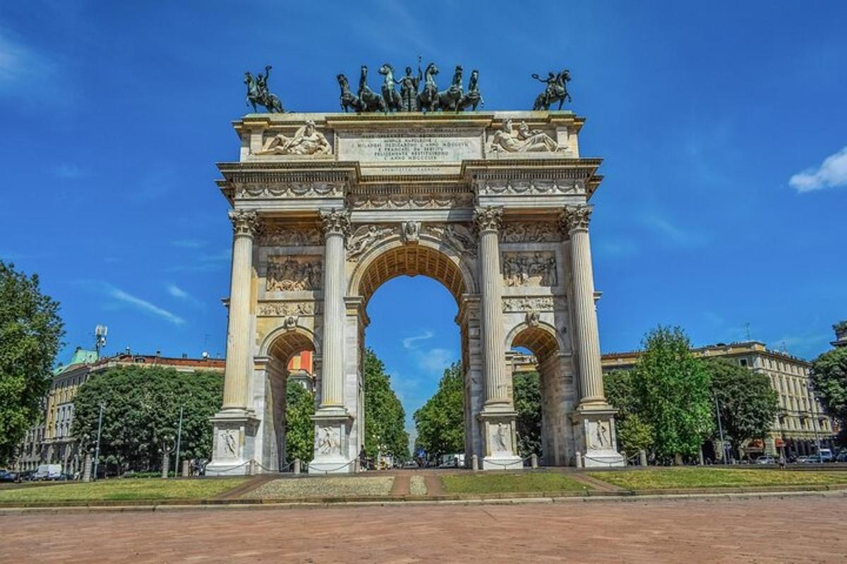 um arco com estátuas em frente a um edifício