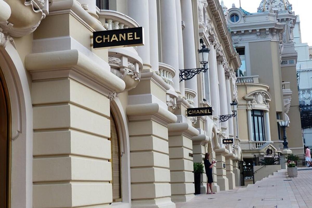 una señal de calle en el costado de un edificio
