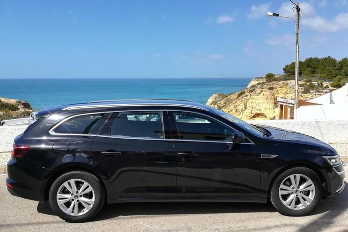 černé auto zaparkované na silnici poblíž oceánu