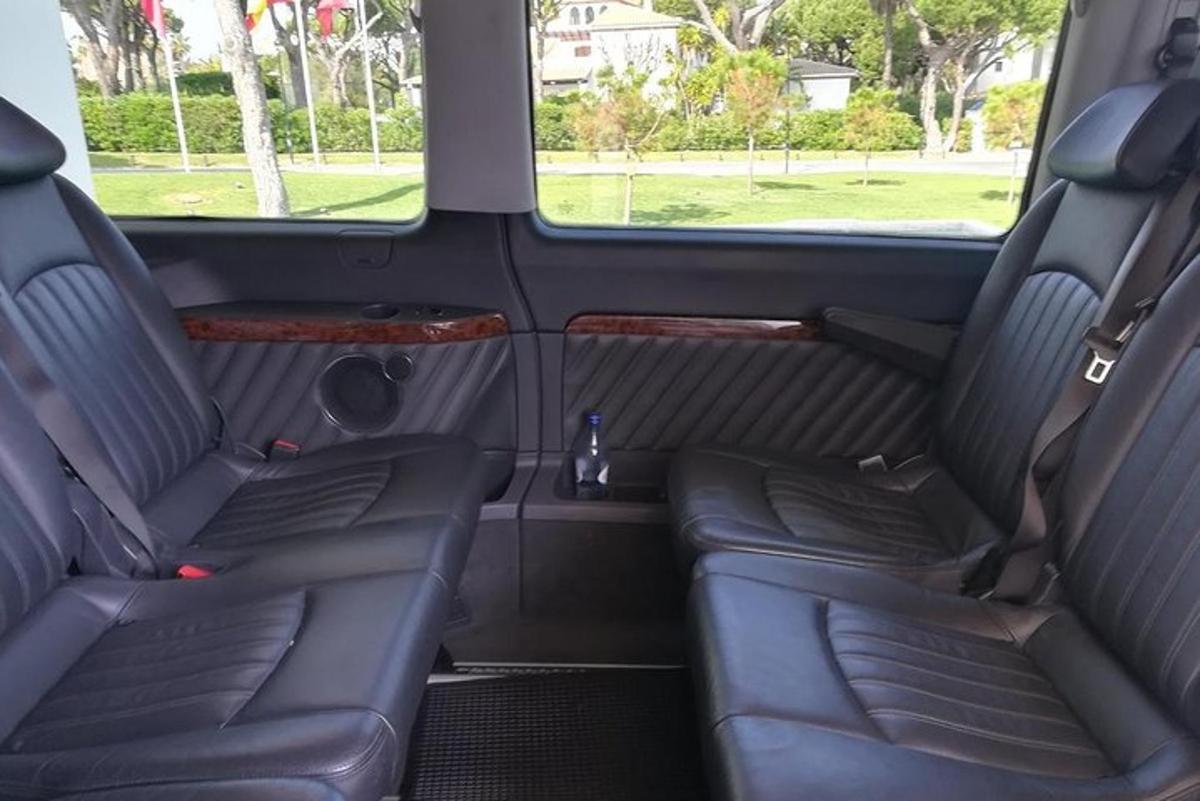 twee stoelen achterin een busje met twee ramen