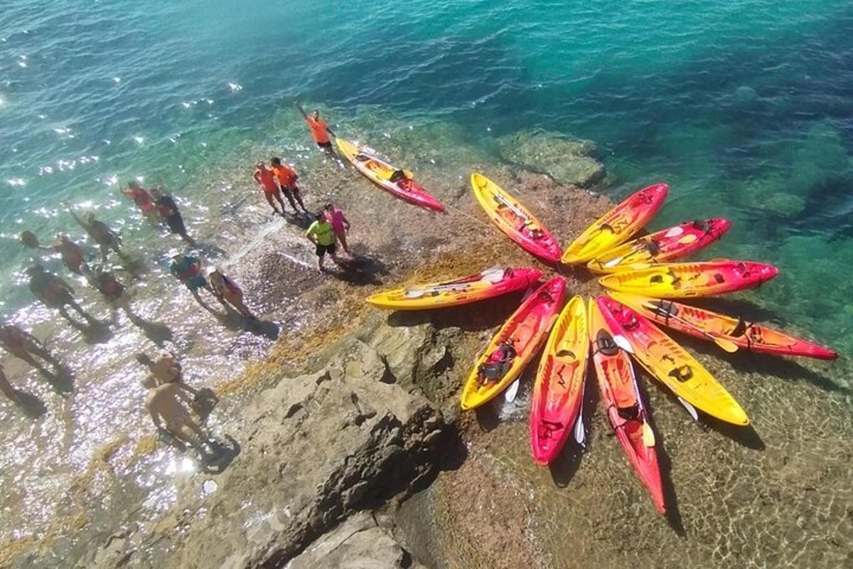 Grupa ludzi stojących na plaży z deskami surfingowymi
