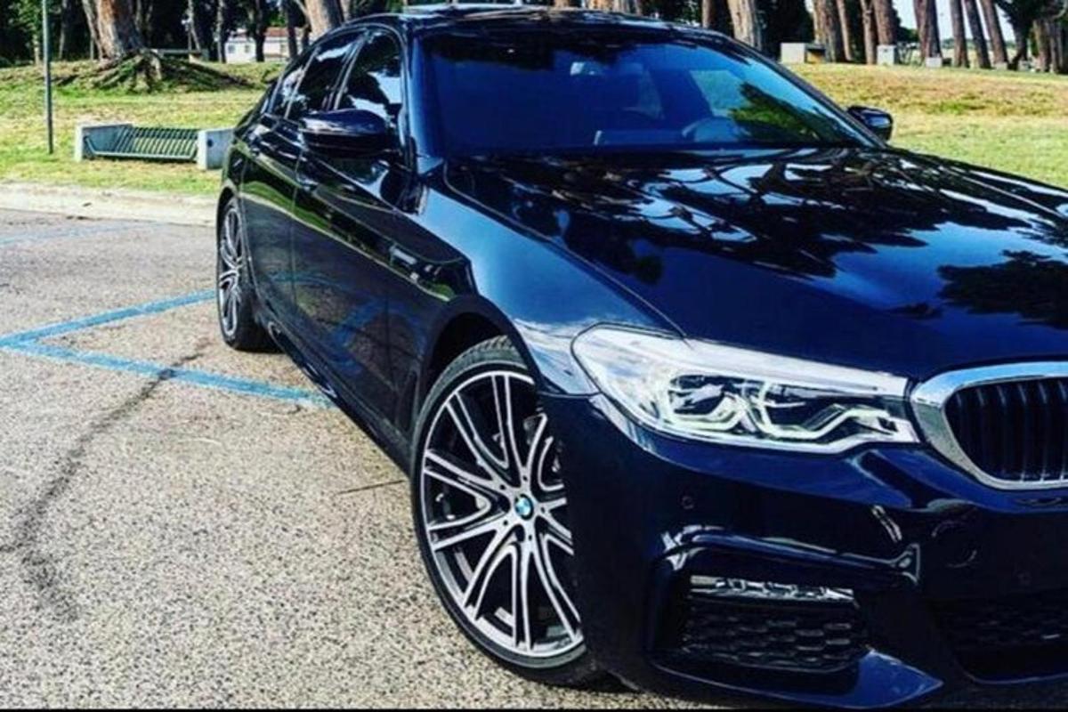 sinine auto pargitud parklas