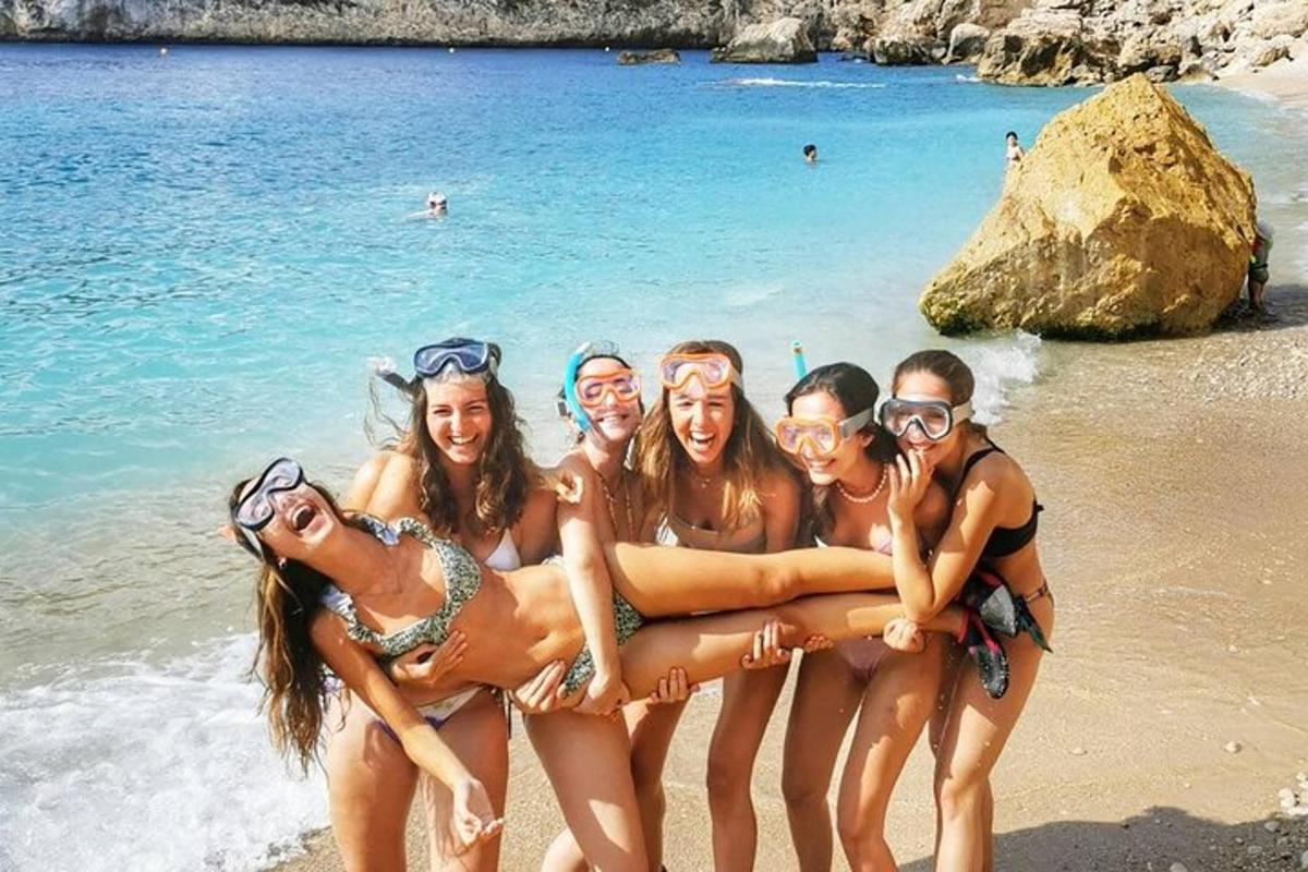 Un grupo de personas posando para una foto en la playa.
