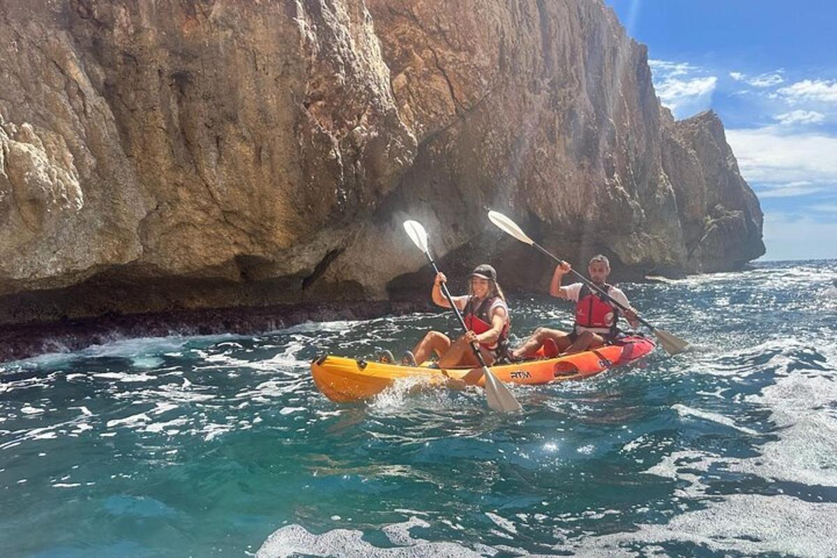двоє людей перебувають у каяку у воді