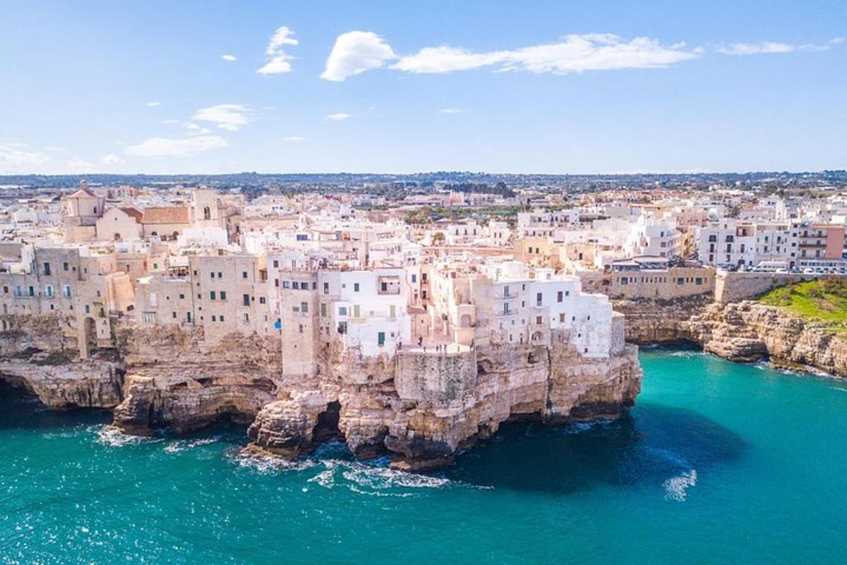 una vista aerea di una città sull'acqua