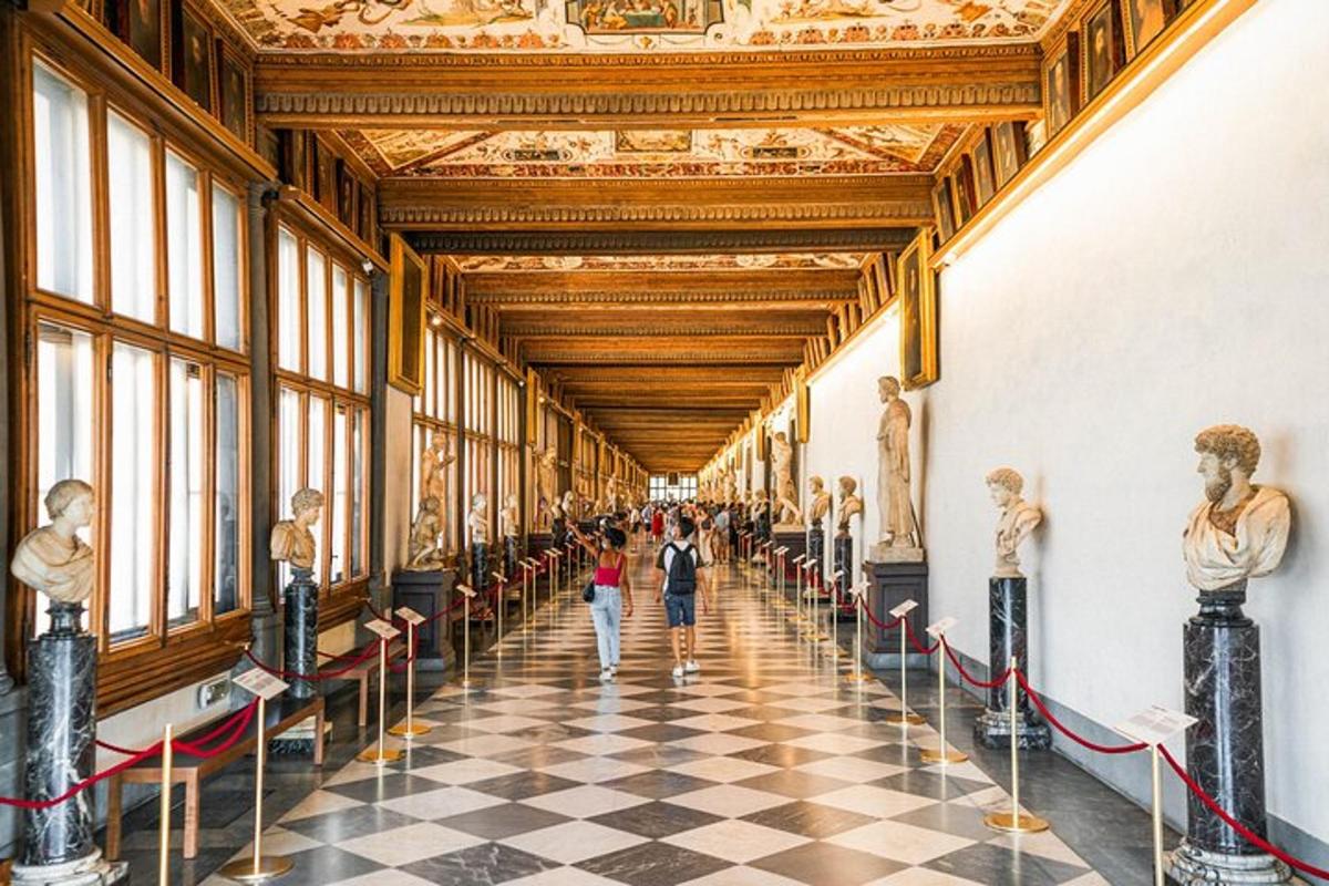 chodba v muzeu Louvre se sochami